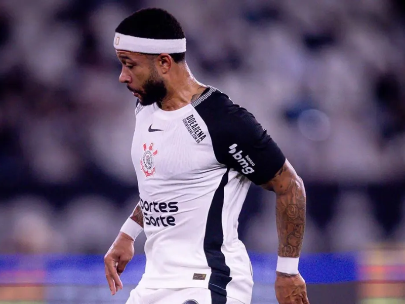 Fotografia ultrarrealista de Memphis Depay, atacante do Corinthians, treinando com bola em campo de futebol, uniforme amarelo e preto. Ele está focado em um drible, demonstrando recuperação física.