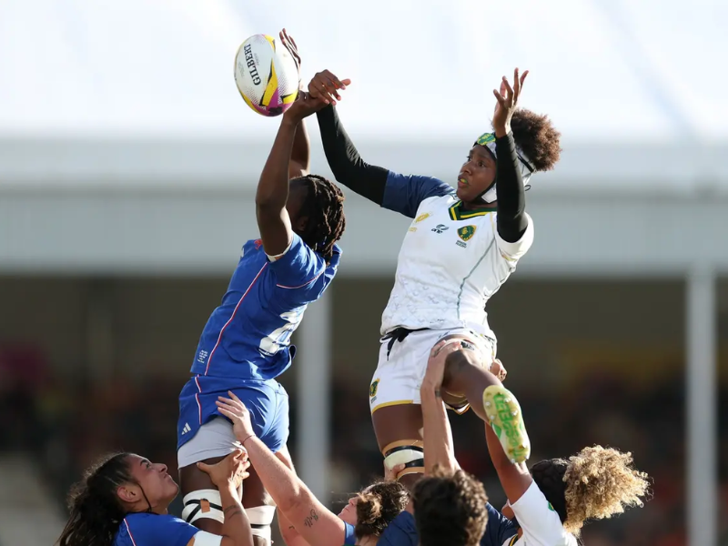 Close-up ultrarrealista da capitã das Yaras, Eshyllen Coimbra, em campo durante a Copa do Mundo de Rugby XV de 2025, com expressão de determinação.